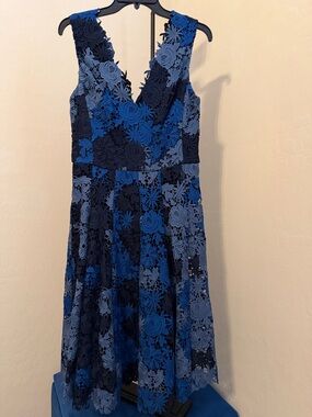 Vera Wang Elegant Blue Floral Lace V-Neck Women's Dress size 8